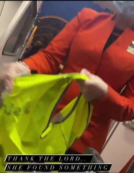 הדוגמנית לבשה לבסוף אפוד זוהר של צוות המטוס // צילום: אינסטגרם